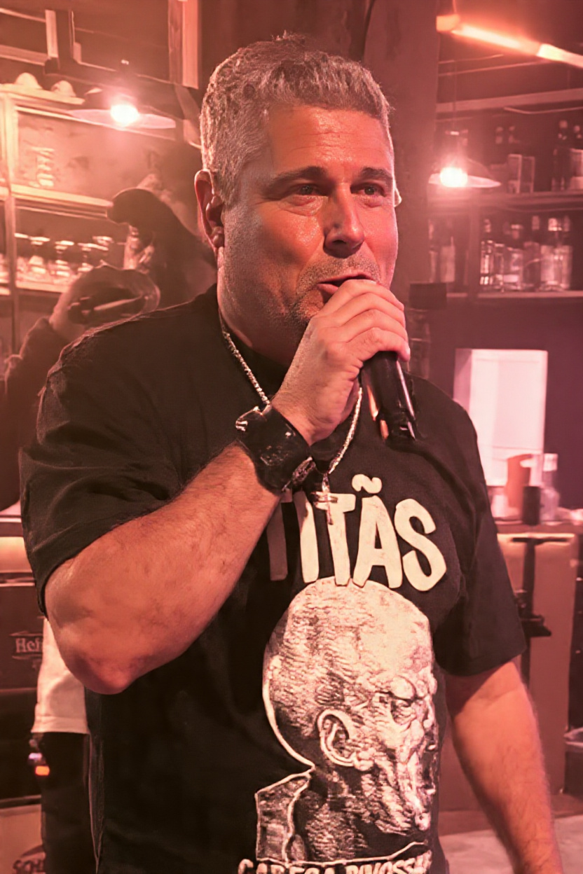 Marcos, vocalista da banda Rock na Véia